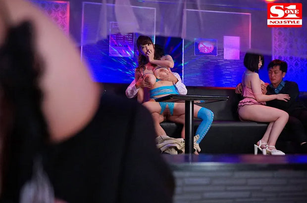 [SSNI-204] Sie ist so nett, dass sie uns eine echte, hektische Gastfreundschaft erweisen wird!! Ein J-Körbchen mit wackelnden Brüsten und Tittenfick im Pub Girl (DVD)